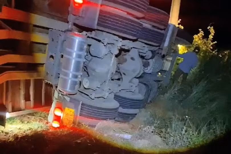 Xe cho keo tram bi lat o Ha Tinh, tai xe tu vong tai cho