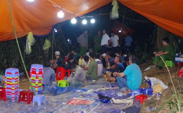 Dot kich soi bac giua rung tre o Lam Dong, bat 36 doi tuong