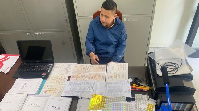 Bat ke gia danh cong an, “khui” ra duong day lam gia giay to