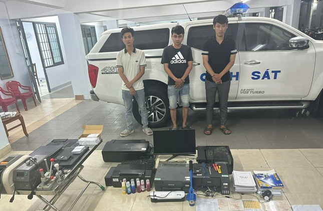 Bat ke gia danh cong an, “khui” ra duong day lam gia giay to-Hinh-2