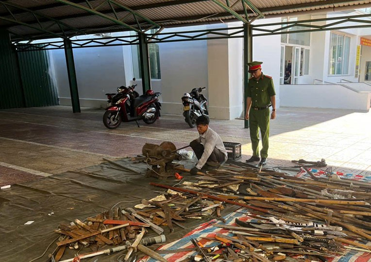 Tieu huy gan 900 vu khi, vat lieu no va cong cu ho tro