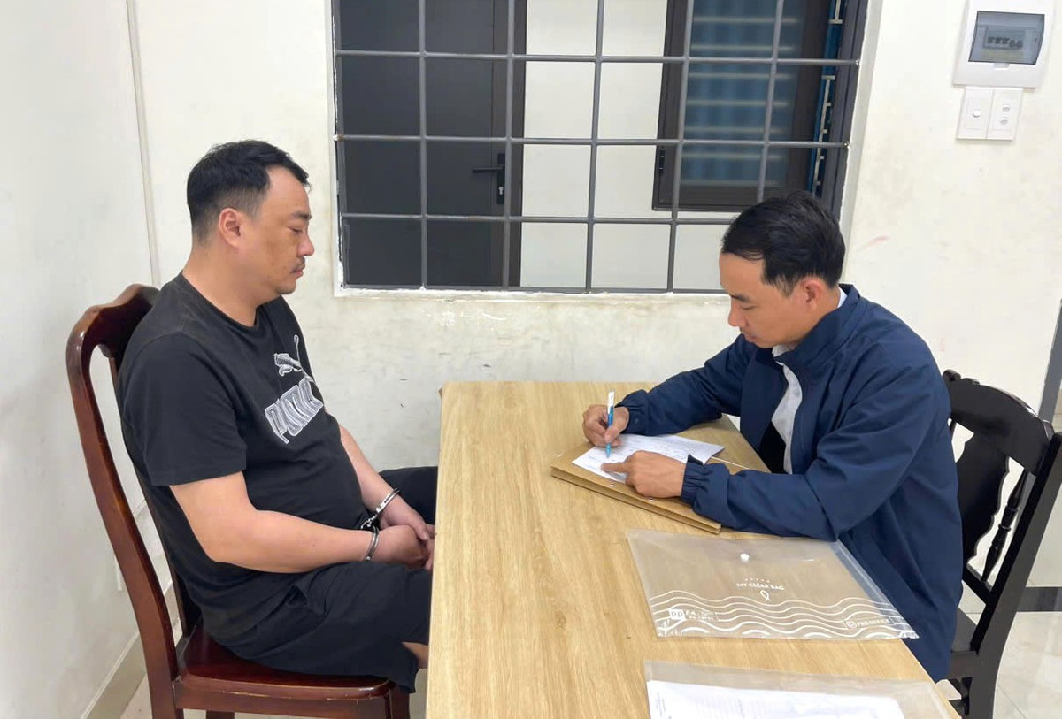 Cựu nhân viên ngân hàng sa lưới sau 1 năm trốn truy nã Cuu nhan vien ngan hang sa luoi sau 1 nam tron truy na