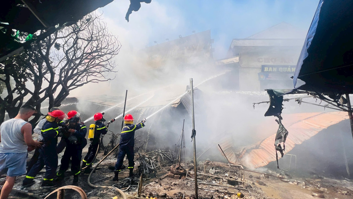 Cháy lớn tại chợ An Lỗ, nhiều kiốt bị thiêu rụi - Hình 2 Chay lon tai cho An Lo, nhieu kiot bi thieu rui-Hinh-2
