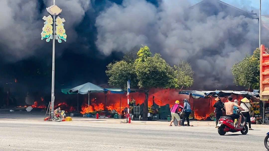 Cháy lớn tại chợ An Lỗ, nhiều kiốt bị thiêu rụi Chay lon tai cho An Lo, nhieu kiot bi thieu rui