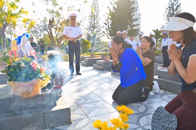 Em gai nghen ngao ben phan mo anh trai liet si sau 50 nam