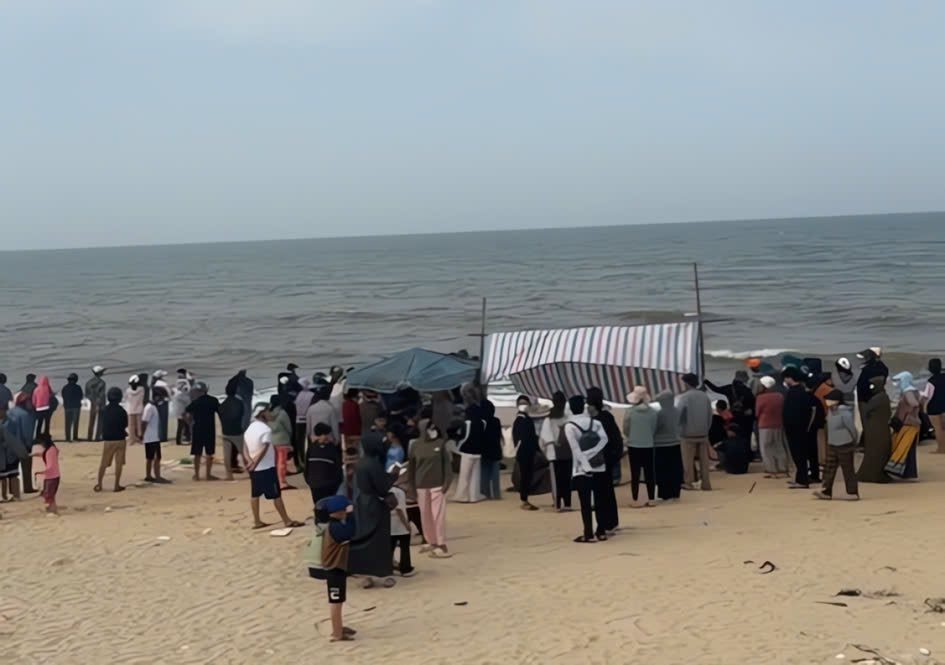 Tim thay thi the nam sinh o Hue bi song bien cuon troi