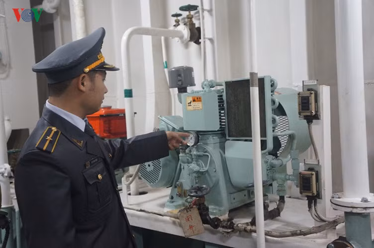 Đây là loại tàu lớn, có thể chứa được 20 người, sức chở tối đa 499 tấn và có thể hành trình 2 tháng trên biển. Ảnh: VOV.