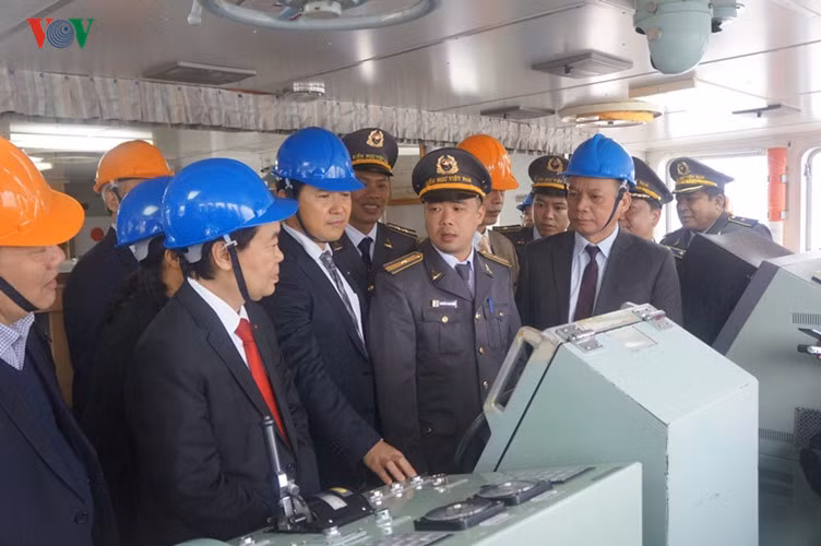 Các đại biểu thăm tàu Kiểm ngư Việt Nam 102. Ảnh: VOV.