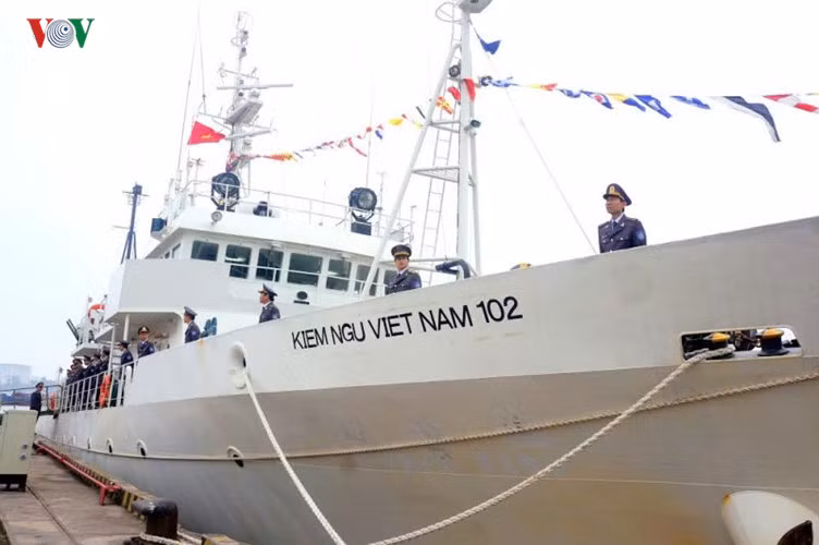 Tàu kiểm ngư Yuhzan-Maru được chính phủ Nhật Bản viện trợ không hoàn lại cho lực lượng Kiểm ngư Việt Nam. Tàu Yuhzan-Maru sau khi bàn giao sẽ được đổi tên thành Kiểm ngư Việt Nam 102, đây là loại tàu lớn, đã được Nhật Bản hoán cải, có thể chứa 20 thủy thủ và sức chở tối đa 499 tấn. Ảnh: VOV.
