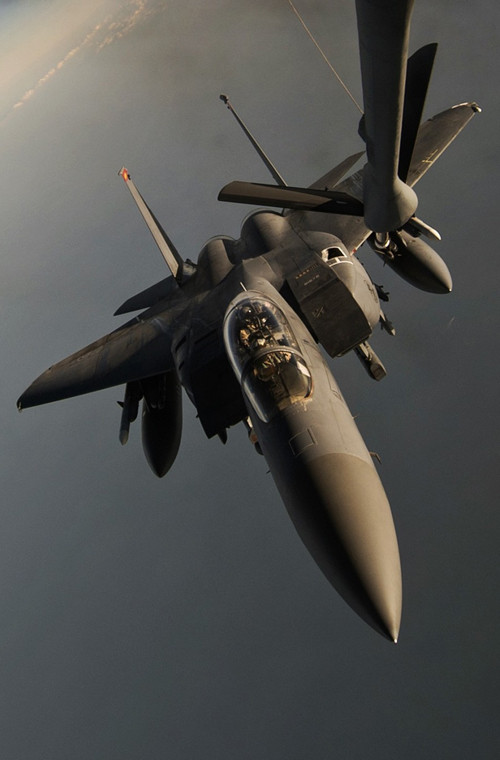 Tiếp nhiên liệu hoàn tất, chiếc F-15E tự động rời khỏi cần tiếp dầu chiếc KC-135.