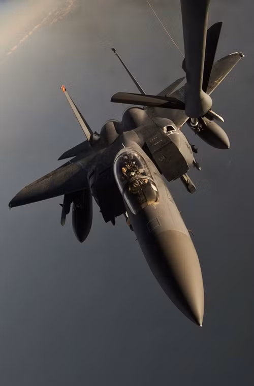 Tiếp nhiên liệu hoàn tất, chiếc F-15E tự động rời khỏi cần tiếp dầu chiếc KC-135.