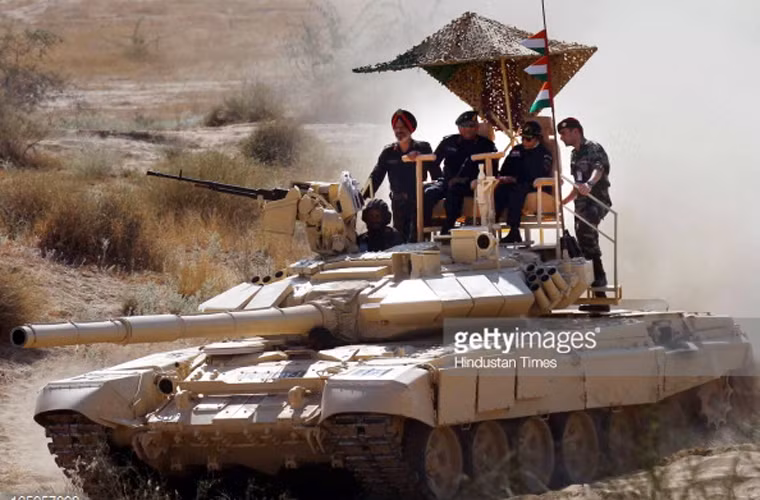 Điển hình là phiên bản xe tăng T-90S Bhishma của Ấn Độ được phát triển trên cơ sở phiên bản xuất khẩu T-90S. Hiện Ấn Độ duy trì trong biên chế số lượng T-90S nhiều nhất thế giới hiện nay, lên tới 862 chiếc. Ngoài ra, Algeria đang sử dụng 305 chiếc T-90SA (phiên bản sửa đổi T-90S dành cho Algeria), Azerbaijan dùng 100 T-90S và Turkmenistan dùng 10 T-90S.