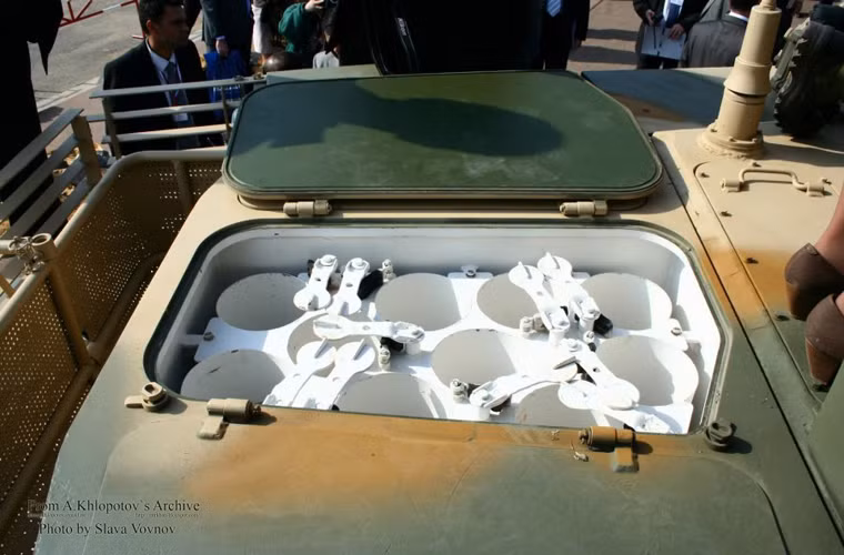 Tuy nhiên, có sự cải tiến về mặt chứa đạn, khi 22 viên dự trữ sẽ đưa ra capsule đặt đuôi tháp pháo, ngăn cách hoàn toàn với các pháo thủ. Điều này được đánh giá là tăng cường đáng kể khả năng sống sót cho kíp lái nếu chẳng may xe tăng bị trúng đạn.