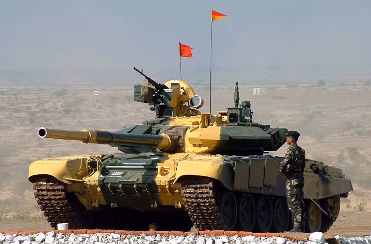 …nhưng phiên bản hệ thống phòng vệ chủ động Shtora-1 lại thuộc đời đầu, thiếu đi đèn hồng ngoại đặt ở hai bên mặt tháp pháo. Rõ ràng, thiếu vắng Shtora-1 sẽ khiến cho T-90S giảm đi khả năng chống tên lửa chống tăng hiện đại.