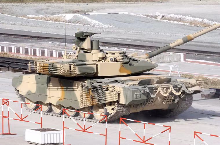 Hỏa lực có sự cải tiến và “thụt lùi” của vũ khí phụ, theo đó trên tháp pháo T-90MS trang bị bệ vũ khí điều khiển từ xạ giúp xạ thủ ngắm bắn từ trong xe tăng thay vì leo ra ngoài. Tuy nhiên bệ vũ khí này chỉ lắp súng máy 7,62mm yếu hơn 12,7mm NSV.