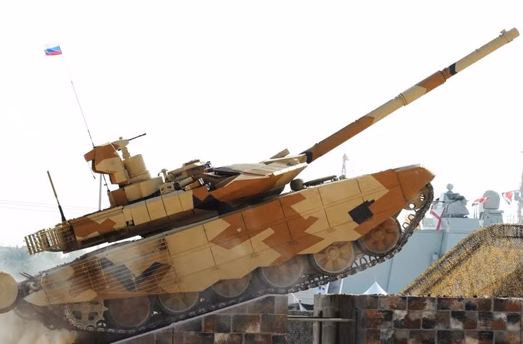 Sức cơ động của T-90MS tiếp tục được nâng cao với động cơ diesel tua bin tăng áp V-92S2F 1.130 mã lực cùng cải tiến hệ thống treo và xích. Xe tăng có thể "lặn sâu" 5m với bộ phụ kiện lắp đặt mất 20 phút.