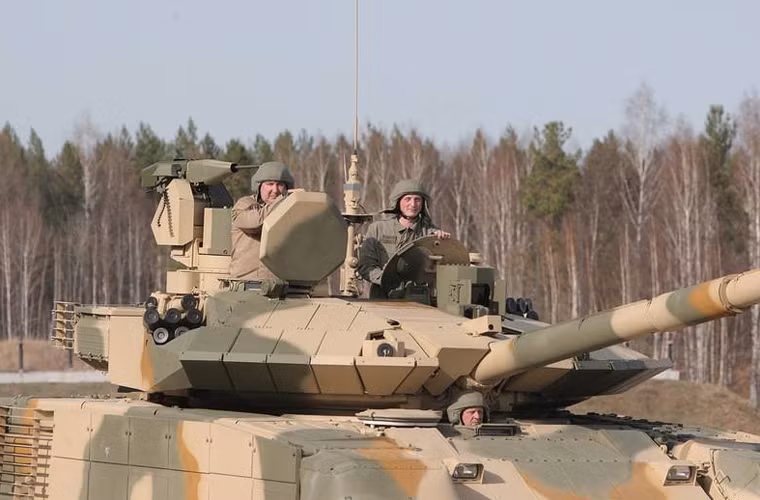 Cụ thể, phiên bản xe tăng T-90MS Tagil được trang bị giáp bảo vệ phản ứng nổ Relikt (được cho là tốt hơn cả Kontakt-5) giúp giảm độ xuyên của đạn APFSDS xuống đến 50%. T-90MS có thể trang bị hệ thống phòng vệ Shtora-1 nhưng vẫn thiếu đèn hồng ngoại như trên T-90A. Vì vậy nó có thể vẫn là thế hệ đầu của Shtora-1 hoặc là bản rút gọn.