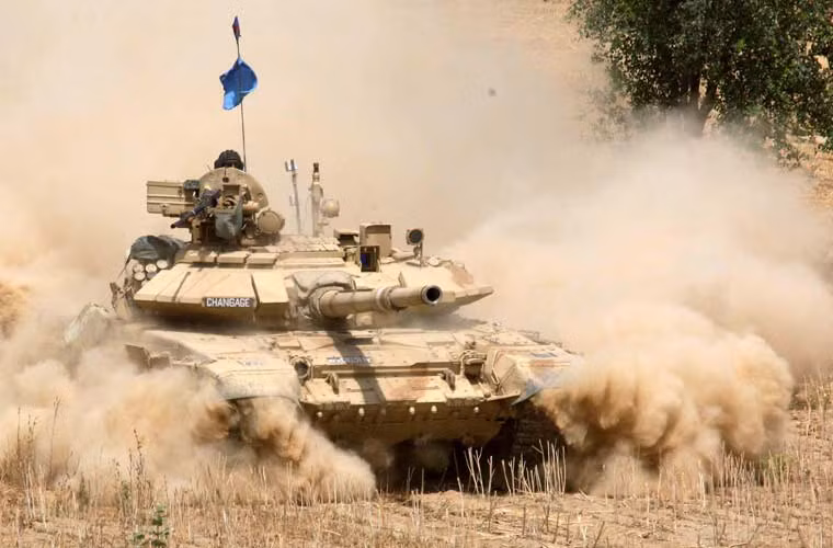 So với T-90A phục vụ rộng rãi trong Quân đội Nga, phiên bản xe tăng T-90S được nâng cấp với động cơ diesel công suất 1.000 mã lực nhưng lại cắt giảm một số thứ trong hệ thống phòng vệ.