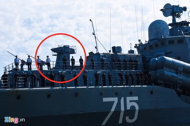 Tàu chiến Bystryy thăm Việt Nam có lượng giãn nước toàn tải lên tới 7.940 tấn, dài 156m, mớn nước 6,5m, thủy thủ đoàn 350 người. Ảnh: Dấu đỏ là một trong hai bệ phóng của tổ hợp tên lửa phòng không tầm trung 3S90 trên tàu, có tầm bắn 30km. Ảnh: Zing