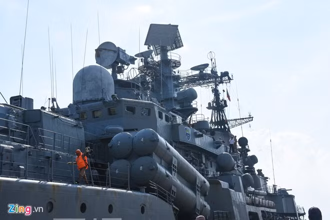 Tàu khu trục Bystryy là một trong số các tàu thuộc Project 956 Sovremenny được đóng từ những năm 1980 cho Hải quân Liên Xô. Nó sở hữu khả năng chống hạm cực kỳ mạnh mẽ với tổ hợp tên lửa hành trình siêu âm P-270 Moskit có tầm bắn đến 120km, có thể mang đầu đạn thông thường 300kg hoặc đầu đạn hạt nhân. Ảnh: Zing