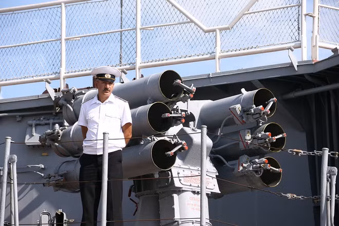 …Và một trong hai bệ phóng bom phản lực chống ngầm RBU-1000 được trang bị bom RGB-10 đạt tầm bắn 100-1.000m, xuyên sâu xuống mặt nước 450m, mang đầu đạn thuốc nổ 100kg.