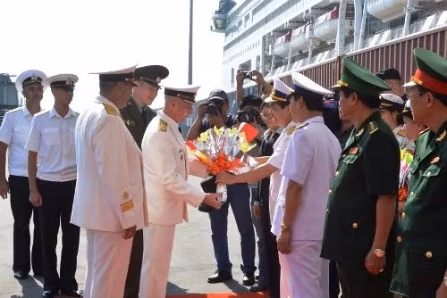 Trong ảnh là quang cảnh lễ đón chỉ huy đội tàu chiến Nga thăm Việt Nam tại quân cảng Tiên Sa, Đà Nẵng. Trong thời gian chuyến thăm, đoàn Hải quân Nga sẽ đến chào xã giao lãnh đạo UBND TP Đà Nẵng, Bộ tư lệnh Quân khu 5, Bộ tư lệnh Vùng 3 Hải quân, đặt vòng hoa tại Đài tưởng niệm các Anh hùng liệt sĩ TP Đà Nẵng; thủy thủ đoàn sẽ giao lưu thể thao với chiến sĩ Vùng 3 Hải quân và đi tham quan một số danh lam, thắng cảnh tại địa phương. Ảnh: QĐND Online