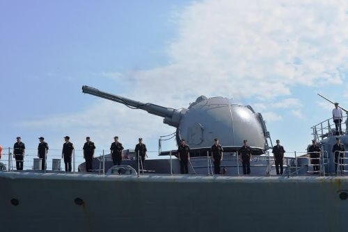 Tàu còn có hai bệ pháo hạm có điều khiển bằng radar AK-130-MR-184 – đây là loại pháo hạm cỡ nòng lớn của Liên bang Nga hiện nay. Ảnh: Zing