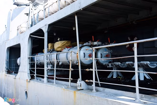 Cận cảnh một trong hai bệ phóng ngư lôi chống ngầm cỡ 533mm được bố trí hai bên sườn tàu… Ảnh: Zing