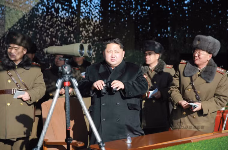 Nhà lãnh đạo Kim Jong-un trên vọng quan sát cùng các tướng lĩnh theo dõi tập trận.