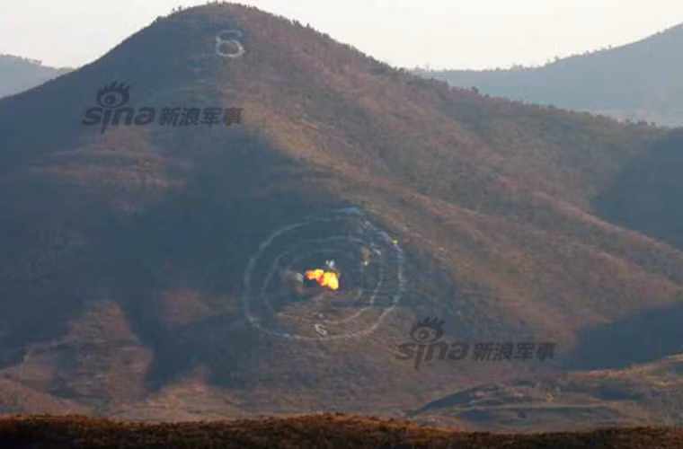 Mục tiêu giả định được đặt ở ngọn núi đối diện.