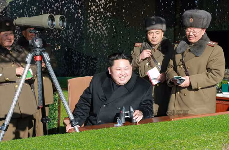 Ông Kim Jong-un tươi cười hoan hỉ trên vọng quan sát.