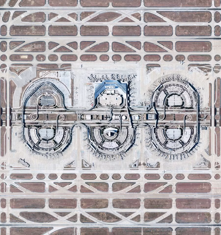 Sân bay quốc tế Dallas ở Texas với ba nhà ga chính và một hệ thống đường băng sân bay cực kỳ phức tạp. Ảnh: SCapacity.