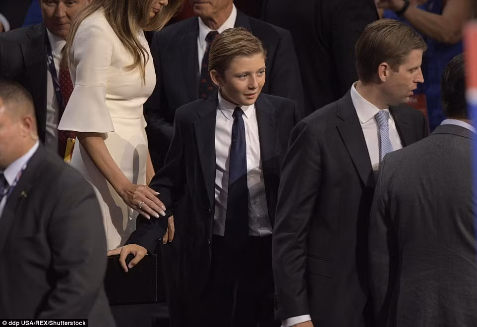 Barron Trump thường xuyên có mặt tại các buổi lên sóng của cha mình trên con đường ông chạy đua vào chức Tổng thống Mỹ. Ảnh: Theheavy.