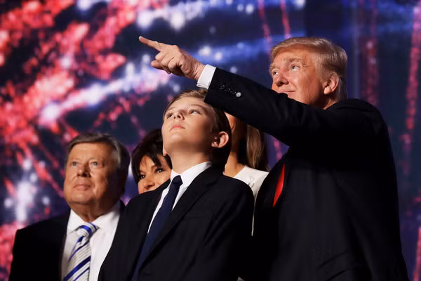 Hai cha con luôn có những cử chỉ thân mật trên các phương tiện truyền thông đại chúng và trên truyền hình. Ảnh: Theheavy.