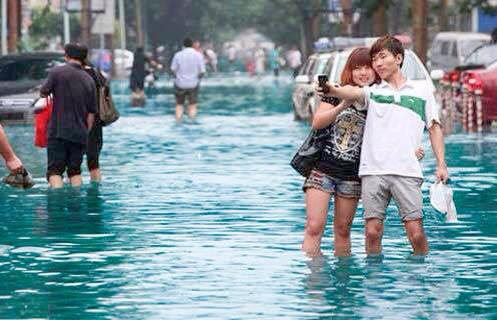 Chỉ cần biết những kỹ năng chỉnh sửa ảnh căn bản nhất, bạn cũng có thể biến màu nước triều cường đục ngầu thành một màu xanh lãng mạn của biển cả. Ảnh: VozF17/F33.