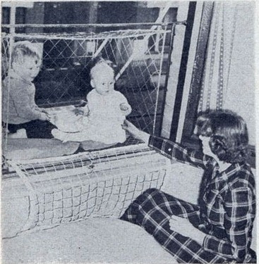 Thậm chí, nhiều ông bố bà mẹ còn chế thêm mái che để con cái mình ngủ ngay trong cũi qua đêm. Ảnh: Pinterest.