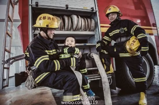 Cha của cậu bé, người thực hiện bộ ảnh này cũng là một người lính cứu hỏa muốn dạy cho con trai mình những bài học đầu đời và xây dựng cho cậu bé một hình tượng đầy ngưỡng mộ về hình ảnh của những người lính cứu hỏa. Ảnh: Weibo.