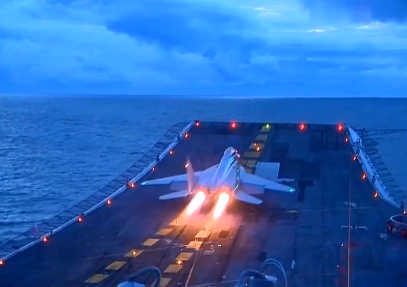 Giới quan sát cho rằng các vụ không kích của Nga chống khủng bố IS được thực hiện bởi các máy bay chiến đấu cất cánh từ các sân bay tại Syria nhiều hơn là các máy bay cất cánh từ tàu sân bay Kuznetsov. Nguồn ảnh: Aviationist.