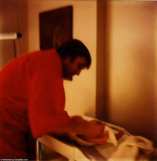 Hình ảnh ông Trump chăm sóc con trai đầu lòng từng chút một. Ảnh: Sina.