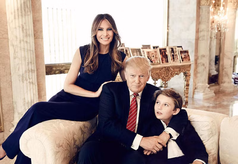 Cậu quý tử út nhà ông Donald Trump năm nay mới chỉ 10 tuổi là con của ông và người vợ thứ ba. Ảnh: Sina.