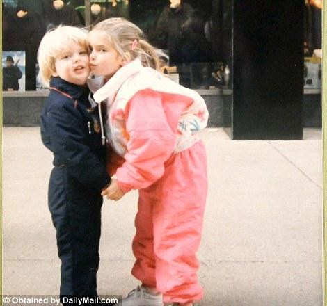 Donald Jr. khi lớn lên trông có nét rất giống bố, đặc biệt là mái tóc không lẫn vào đâu được. Ảnh: Sina.