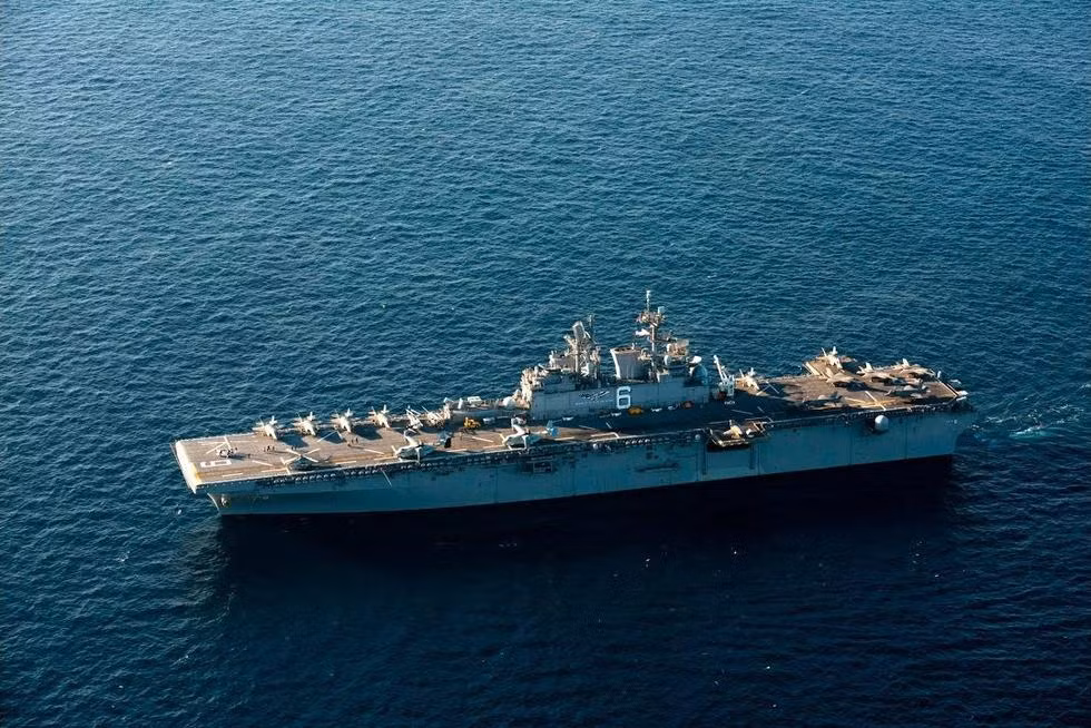 Mới đây Quân đội Mỹ đã công bố những hình ảnh mới nhất về chiếc siêu tiêm kích tàng hình F-35B tập luyện cất hạ cánh trên tàu đổ bộ xung kích USS America LHA-6. Nguồn ảnh: QQ.