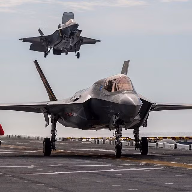 Giá của một chiếc F-35 từ 120-140 triệu USD tùy phiên bản và chi phí vận hành lên tới 30.000 USD cho một giờ bay và khả năng chiến đấu vẫn còn chỉ nằm trên giấy tờ khiến nhiều phi công cũng như các sỹ quan Mỹ phải thừa nhận rằng đây là loại máy bay đắt đỏ và vô dụng nhất trong lịch sử. Nguồn ảnh: Pictaram.