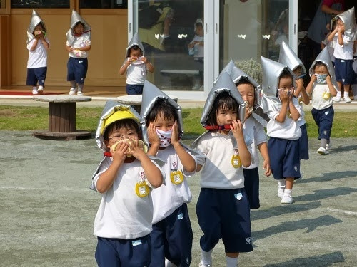 Không chỉ trên sách vở, thỉnh thoảng, các em cũng được tham gia những buổi diễn tập hỏa hoạn không báo trước. Chuông báo cháy sẽ vang lên ngay giữa tiết học và các em sẽ phải vận dụng những kỹ năng mình đã học vào thực tế. Ảnh: Vntinnhanh.