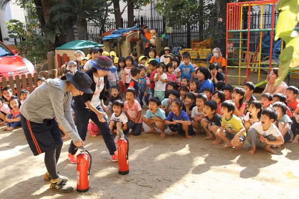 Thậm chí, những trẻ em cấp 1 còn được dạy cách sử dụng bình cứu hỏa, trong trường hợp chưa có người đến ứng cứu, các em có thể tự tìm đường ra bằng cách sử dụng những bình cứu hỏa này. Các chương trình dạy luôn được lồng ghép với hoạt động diễn tập và thực hành, đảm bảo kỹ năng của các bé được mài dũa ở môi trường thật chứ không chỉ nằm trên trang giấy. Ảnh: Japanese Foundation.