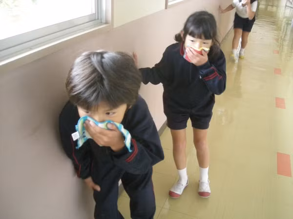 Bất cứ trẻ em Nhật Bản nào cũng biết bịt mũi bằng khăn ướt, cúi thấp người và đi sát tường trong trường hợp trường học bị cháy. Các em cũng được học cách dùng bàn ghế đập vỡ cửa kính để trèo ra ngoài. Nói chung, các em nhỏ đều được dạy cách tự thoát thân trong trường hợp nguy hiểm mà không cần phải trông chờ vào sự giúp đỡ của bất cứ ai. Ảnh: Tokyodaily.