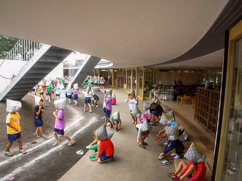 Trẻ em Nhật còn được dạy cách giữ bình tĩnh, tỉnh táo khi xảy ra các thảm họa thiên nhiên. Sự thật đã ghi nhận sau khi những thảm họa tự nhiên xảy ra ở Nhật, các em bé bước giữa đống đổ nát mà không hề khóc lóc hay tỏ ra sợ hãi để tìm đường về nhà. Ảnh: Ashahi.