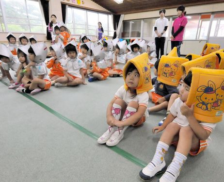 Người Nhật không sợ khi phải nhắc đến các thảm họa, họ cũng không có quan niệm sợ "gở miệng" như những quốc gia khác. Các kịch bản thiên tai ở Nhật còn khắc nghiệt hơn nhiều so với ngoài đời thật để không những người lớn mà ngay cả các em nhỏ cũng có thể đối phó với những tình huống xấu nhất có thể xảy ra bất cứ lúc nào. Ảnh: Tokyodaily.