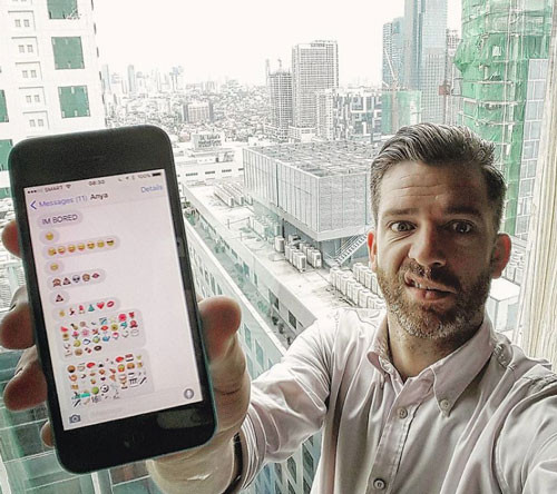 Nhà có trẻ con thì việc những tin nhắn đầy ký tự đột nhiên xuất hiện cũng không có gì là lạ. Ảnh: Sina.