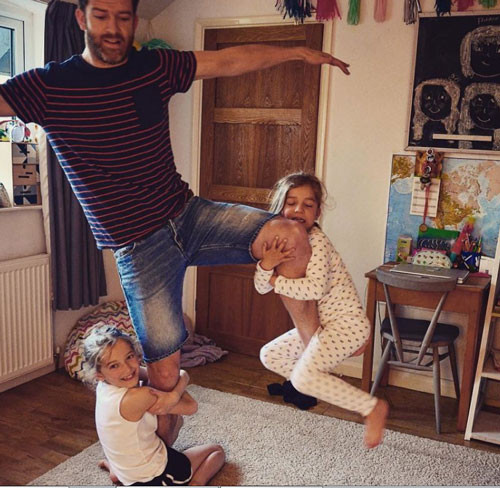 Cô con gái lớn nhất của Simon năm nay lên 6 tuổi còn cô nhỏ nhất mới chỉ 10 tháng tuổi. Ảnh: Sina.